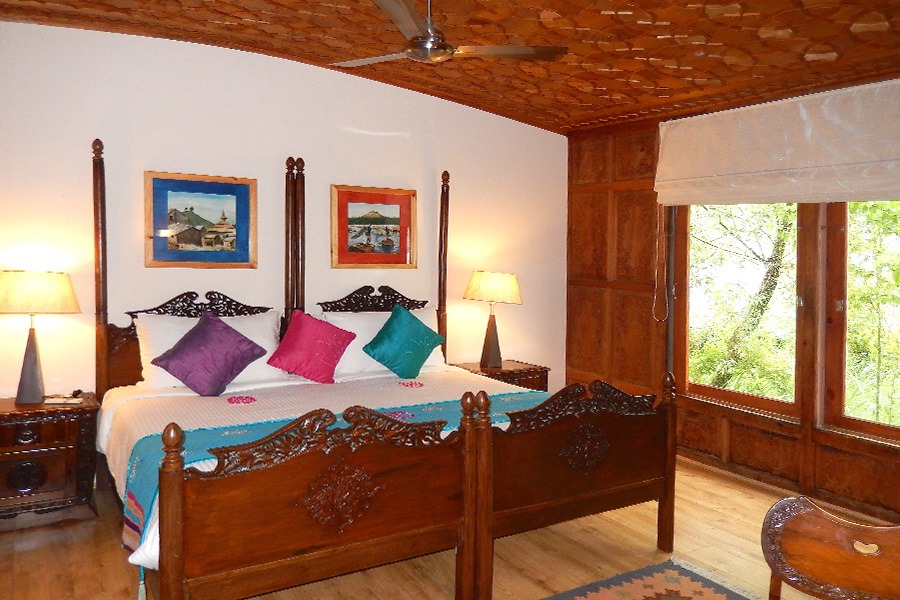 DELUXE ROOMS
