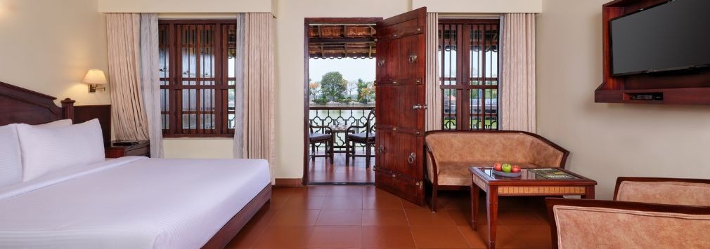 Water Front Heritage Cottage with Balcony
